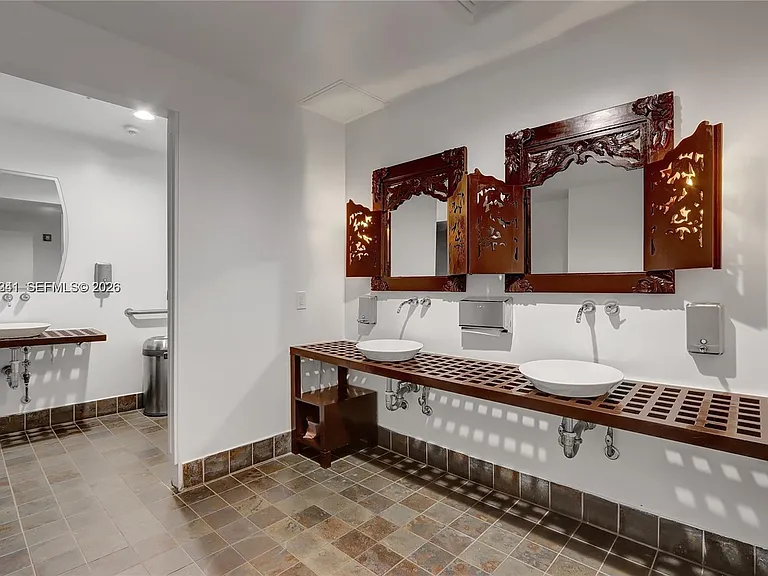 10 SW South River Dr #1010 — Photo 20