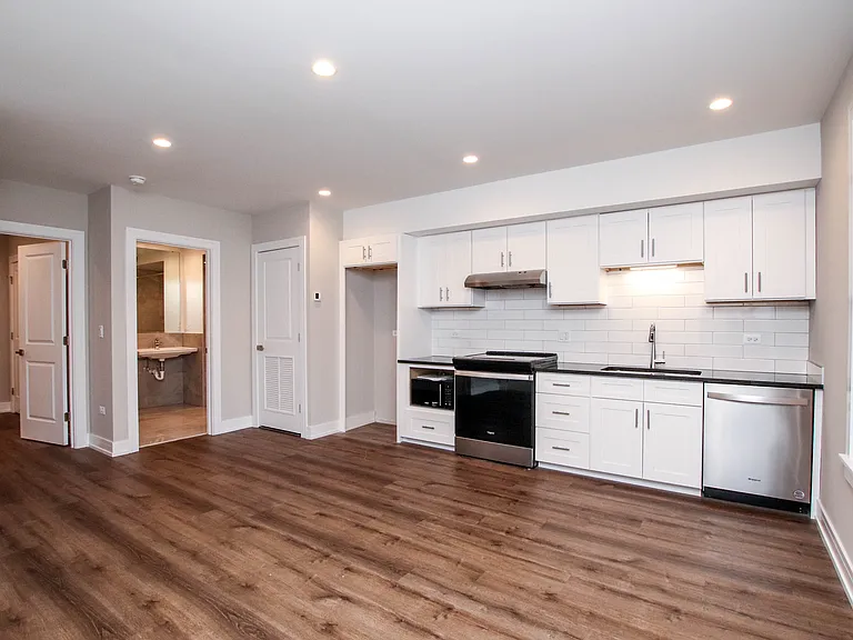 1710 W Lunt Ave #103 — Photo 2