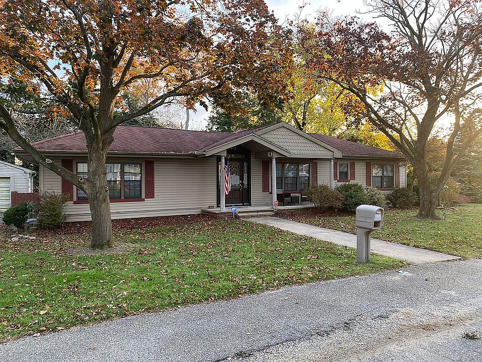 1st image of 711 Pine Dr