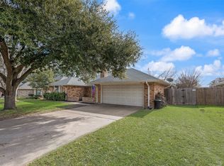449 Meadowhill Dr, Benbrook, TX 76126