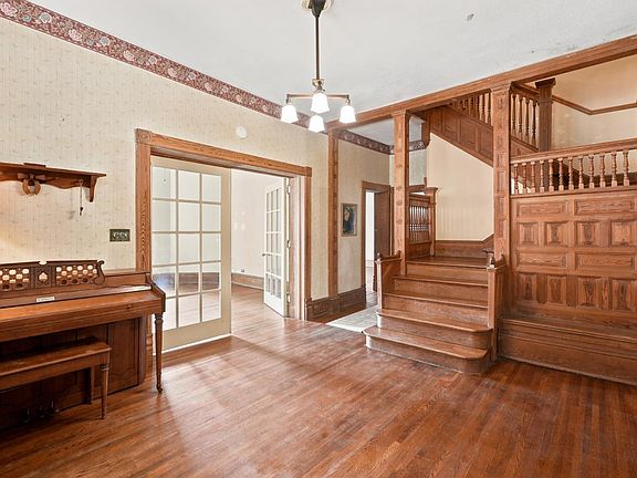 4th image of 35 Easton Ave