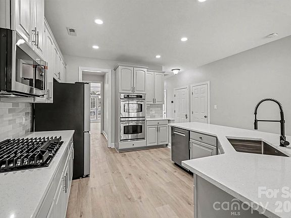 5th image of 2326 Donnington Ln NW