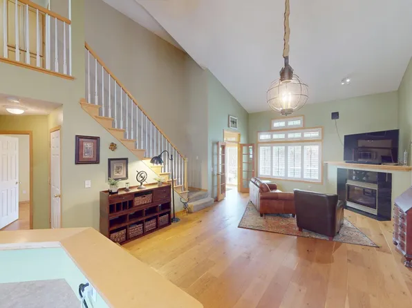 915 Kimberly Ln, Chanhassen, MN 55317