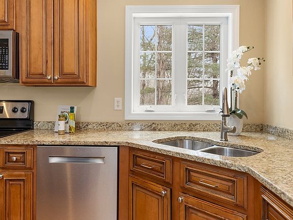 3rd image of 6 Ferry Rd #6