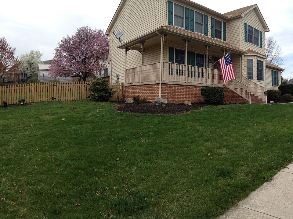 2nd image of 902 Sunnyhill Ln
