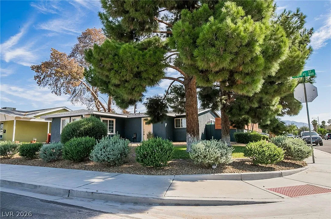 3 bed, 2.0 bath, 1366 sqft, $2,100 — Photo 1