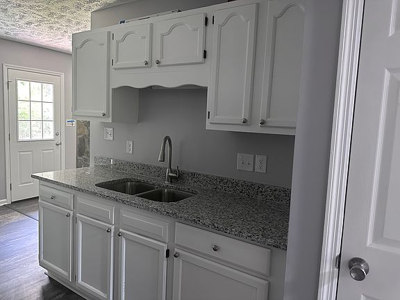 3rd image of 1243 Blue Rd