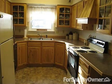Kitchen has rustic maple cabinets.
						:
						A skylight, dishwasher, lazy Susan, slide genie , glass in 3 doors. Pantry, too.