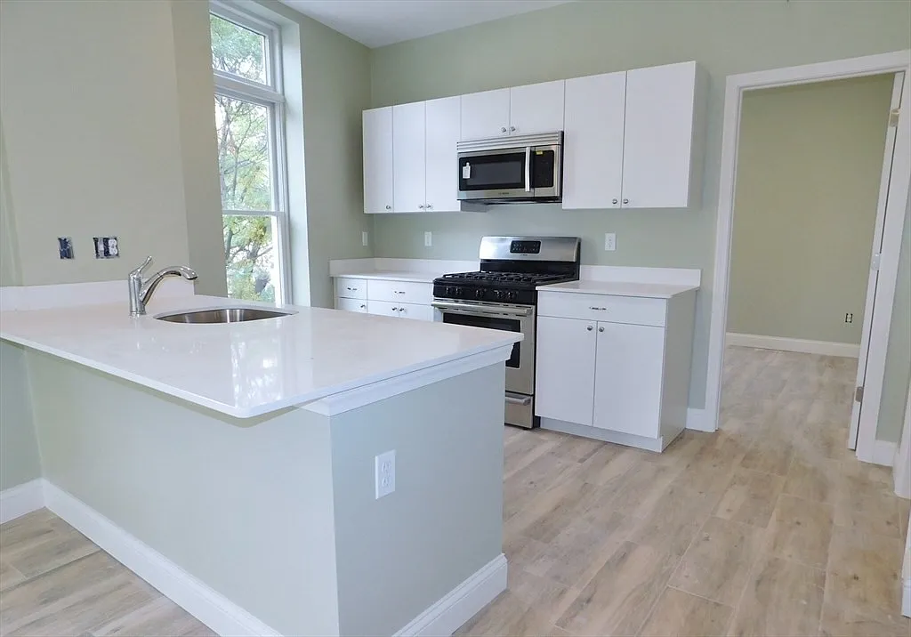 10 Roxbury — Photo 2