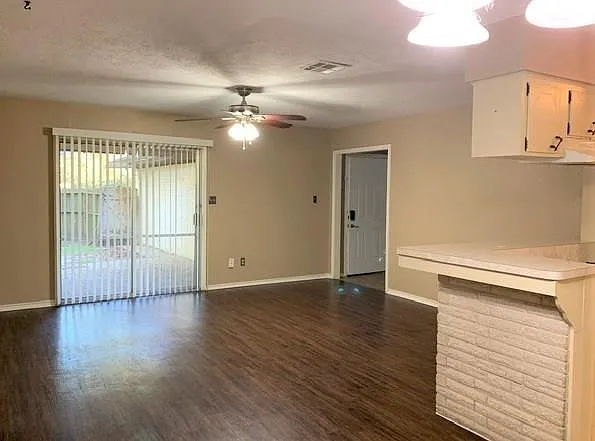 2123 Williamsburg Ct S — Photo 3
