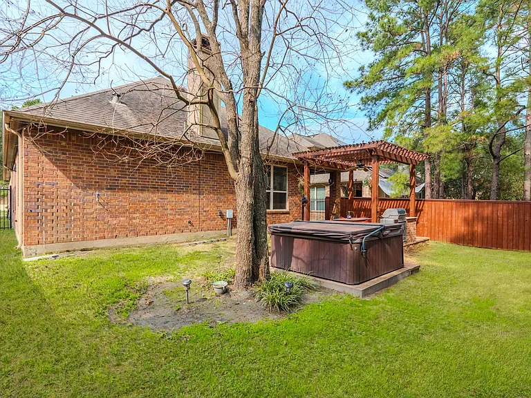 14 Arrowfeather Pl — Photo 42
