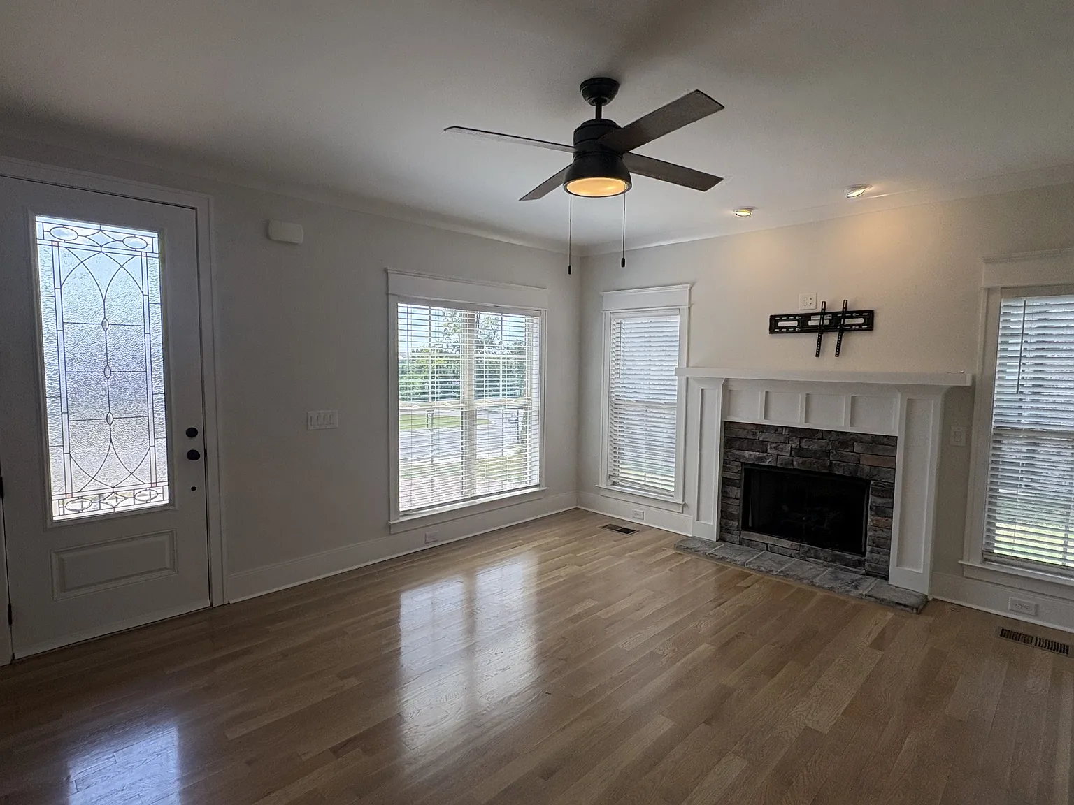 4 bed, 2.5 bath, 2227 sqft, $2,950 — Photo 2
