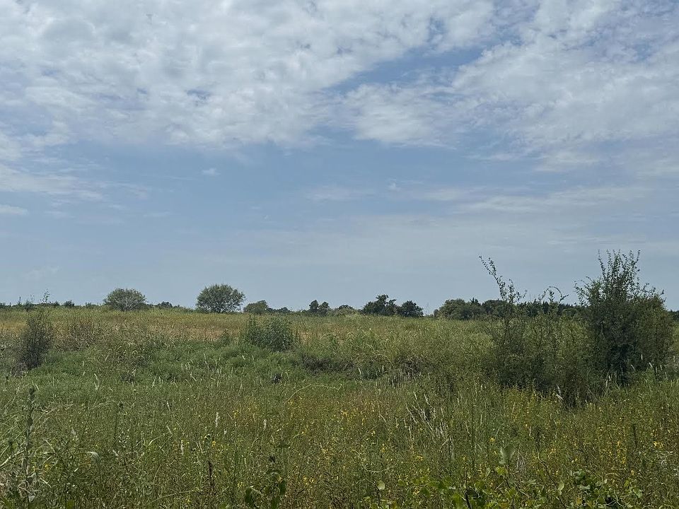 2nd image of TRACT East Cres #1223