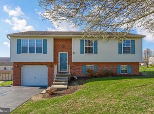 205 Abbey Dr, Mount Wolf, PA 17347