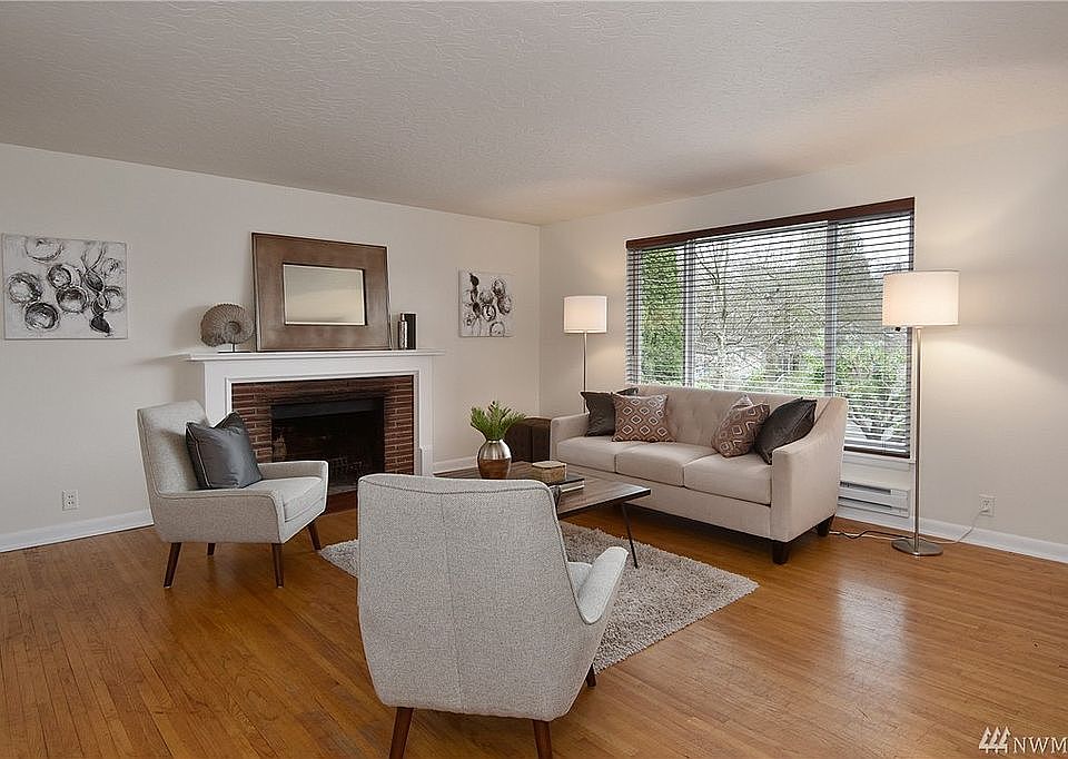 Livingroom, pre-rugs