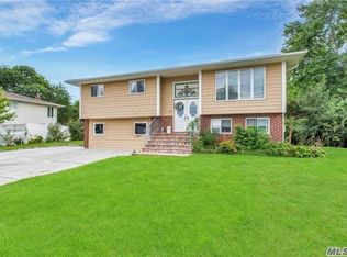 325 Vermont St, Lindenhurst, NY 11757