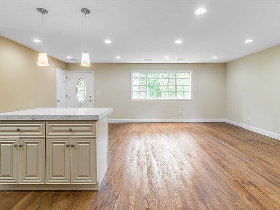 5th image of 6 Laurel Pl