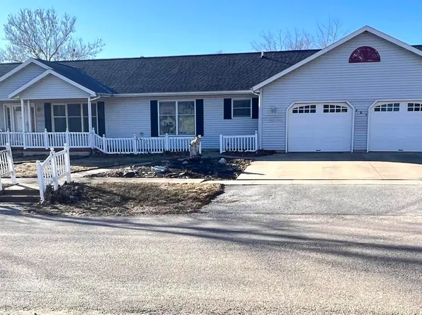 205 N Jefferson St, Wyoming, IA 52362