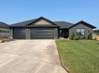 864 W Elmwood Cir, Nixa, MO 65714