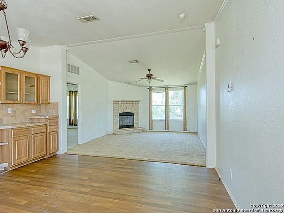4th image of 449 W Jauer St