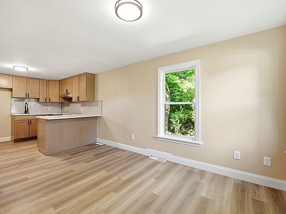 4th image of 68 Fairview St