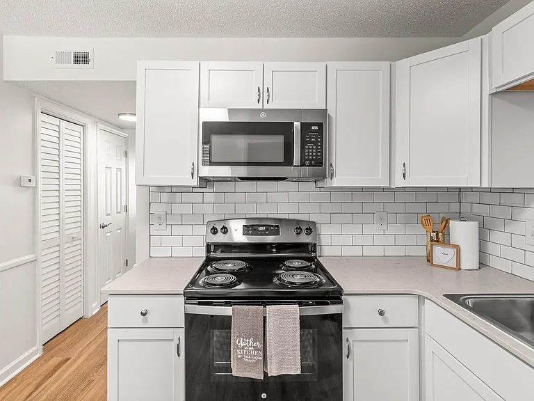 Harbour Lake Apartments — Photo 8
