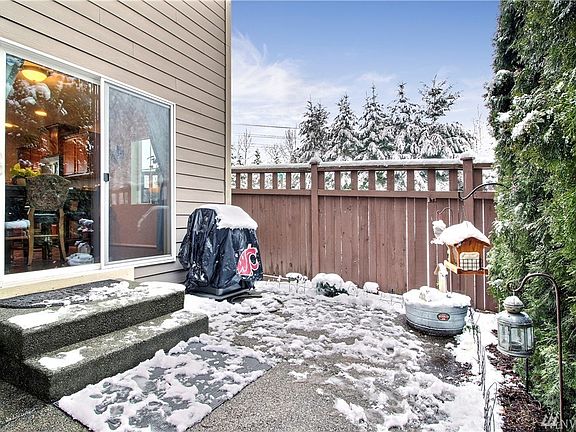 Private Patio with BBQ Grill and outdoor furniture included-not shown in the pic but great condition. Concrete w/no/low mantainance