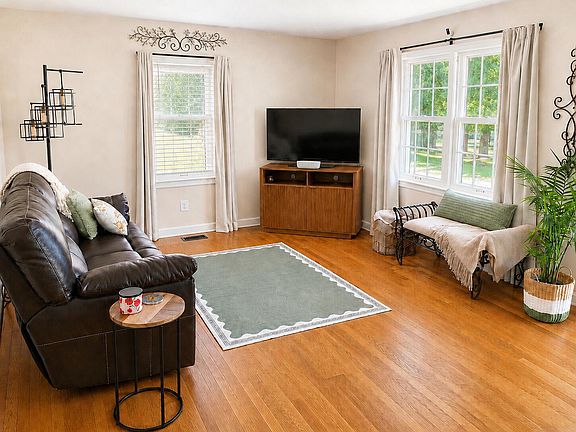3rd image of 4911 Carolyn Ln