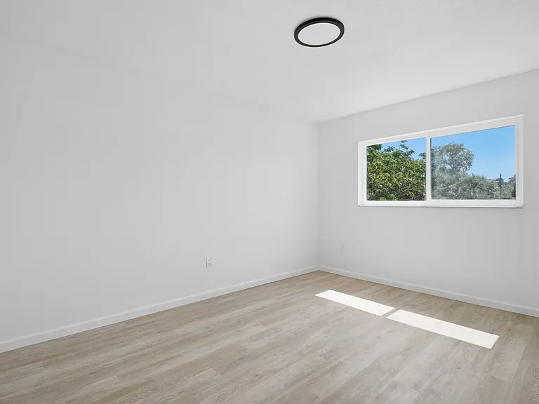 115 N San Remo Ave #7 — Photo 10