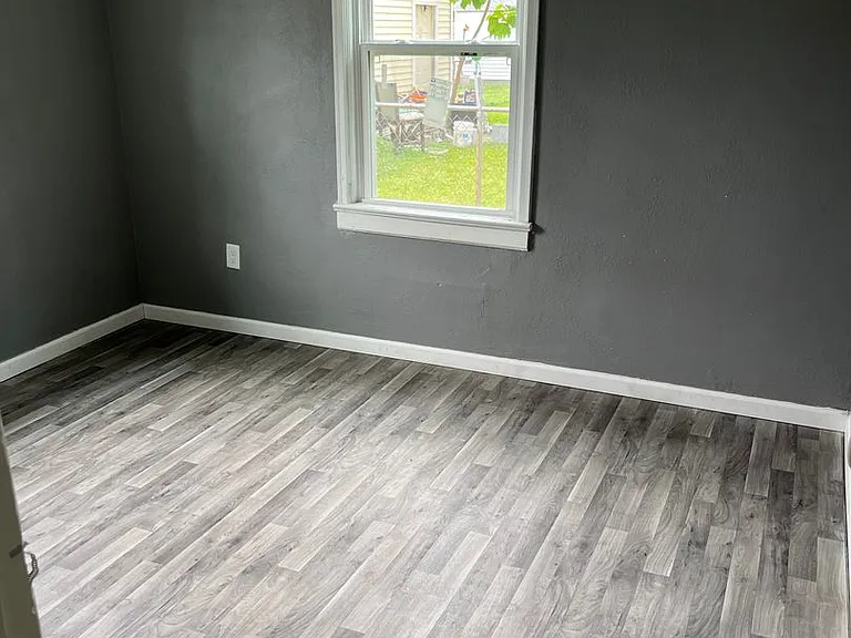 453 E Walnut St — Photo 1