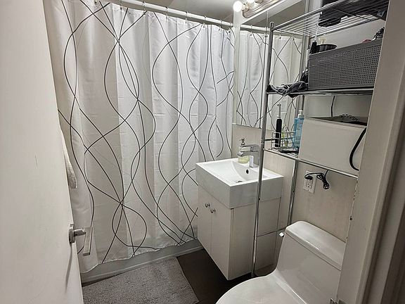 4th image of 279 E 44th St APT 17L