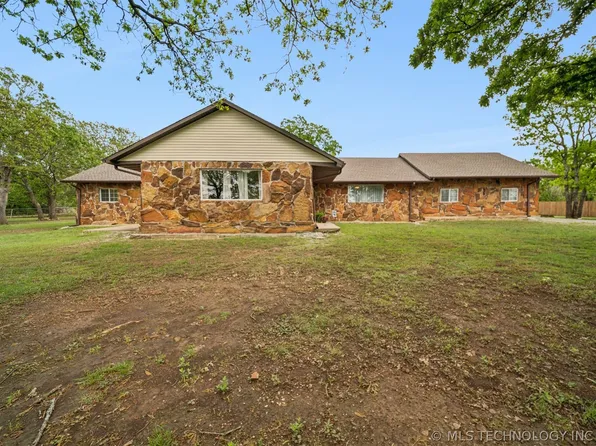 5807 Arrowhead Dr, Sand Springs, OK 74063