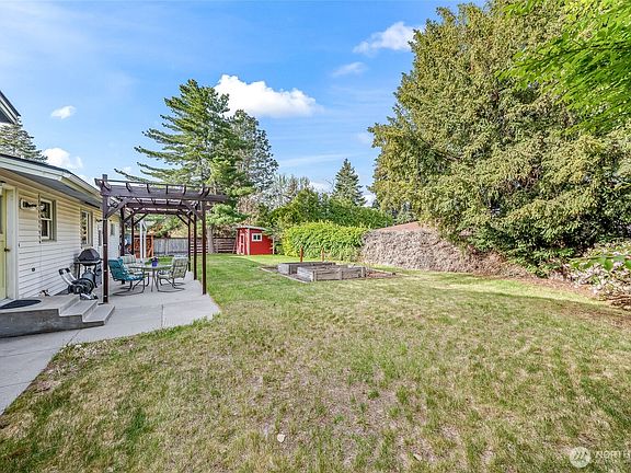 2nd image of 1540 N Astor Court