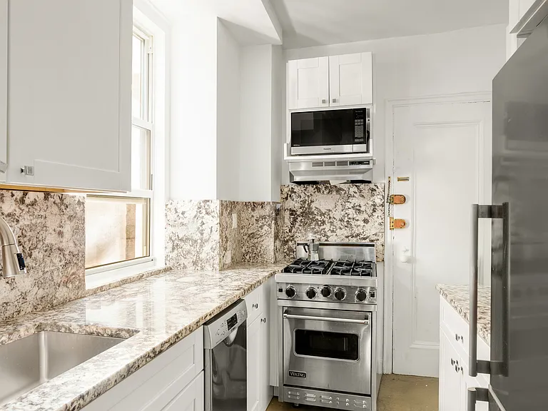 27 W 55th St #93 — Photo 3