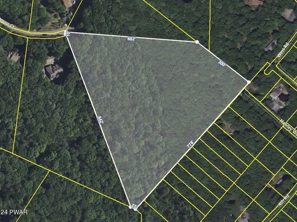 1026 Clubhouse Ct, Hawley, PA 18428