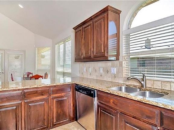 4th image of 605 Irish Glen Ct