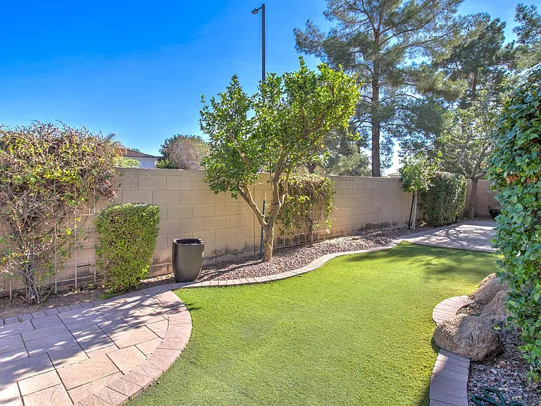 1833 W Periwinkle Way — Photo 12