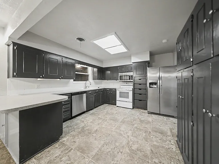 307 Oak St — Photo 4