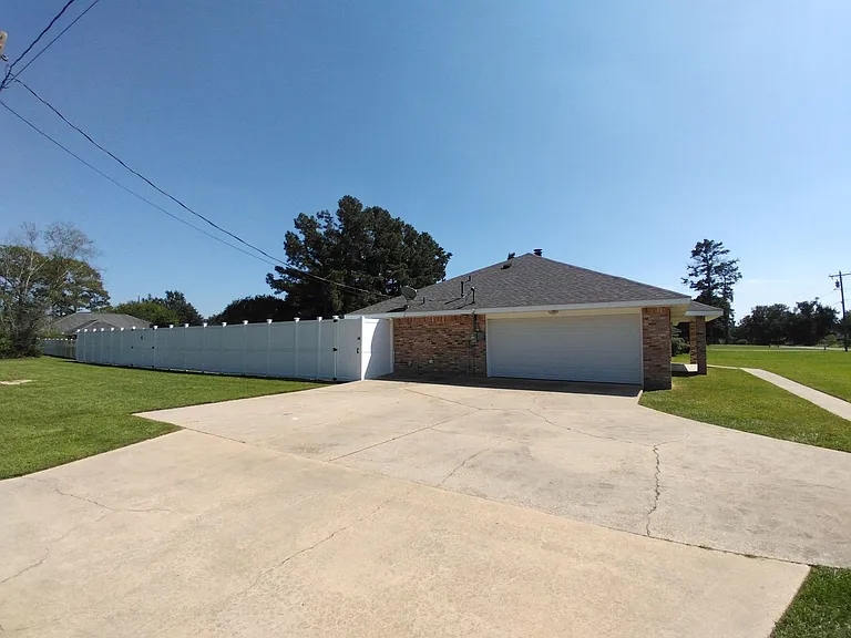 1670 Glendale Rd — Photo 2