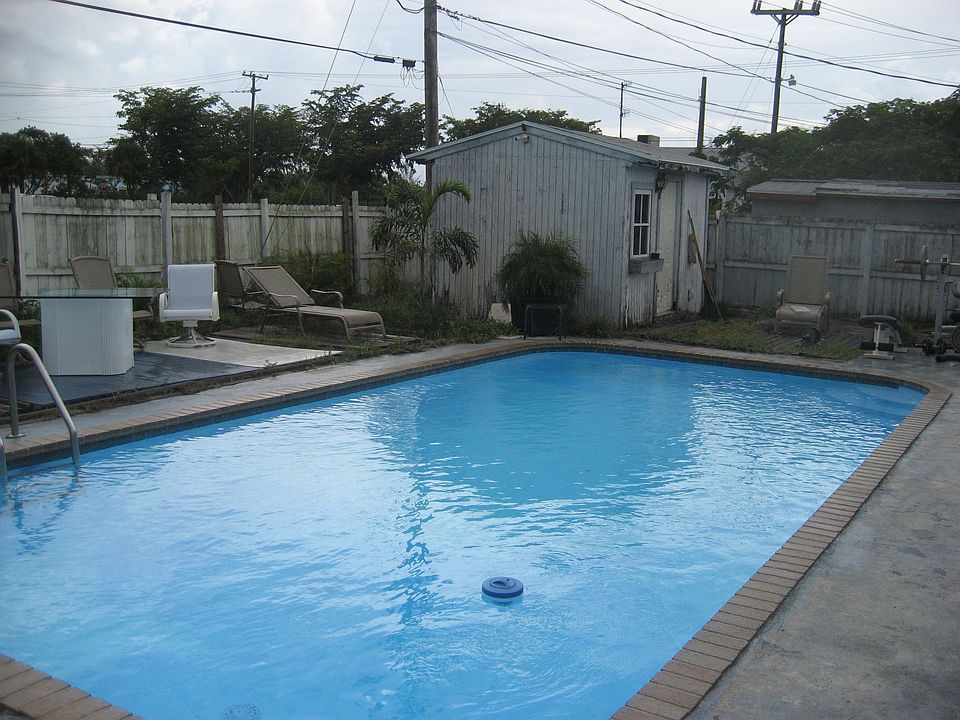 2nd image of 2005 Longwood Rd