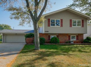 1335 Rosedale Ln, Hoffman Estates, IL 60169