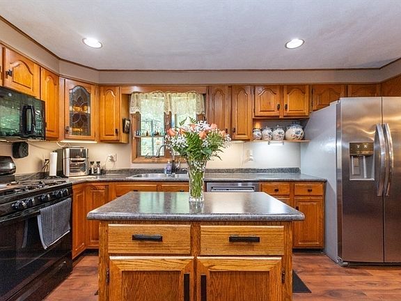 3rd image of 12 Ridgeway Ave