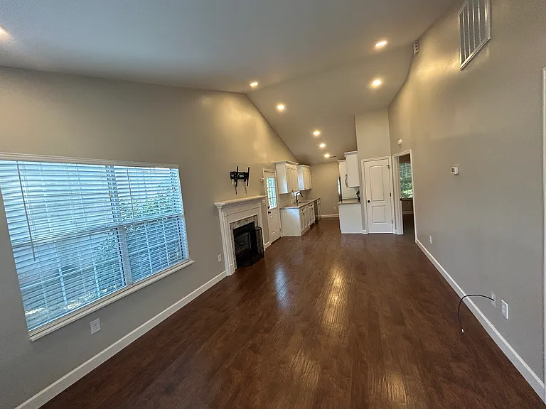 303 Southcreek Dr — Photo 3