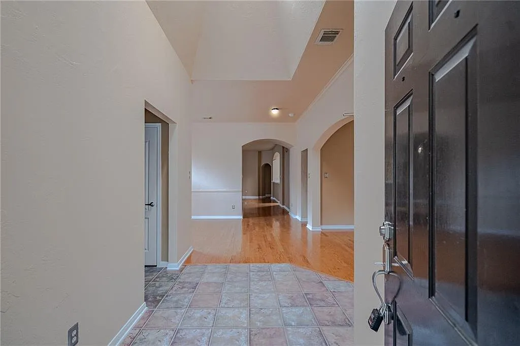 3 bed, 3.0 bath, 2257 sqft, $3,000 — Photo 3