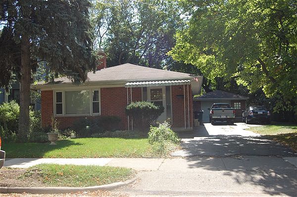 1000 Woodlawn Exterior