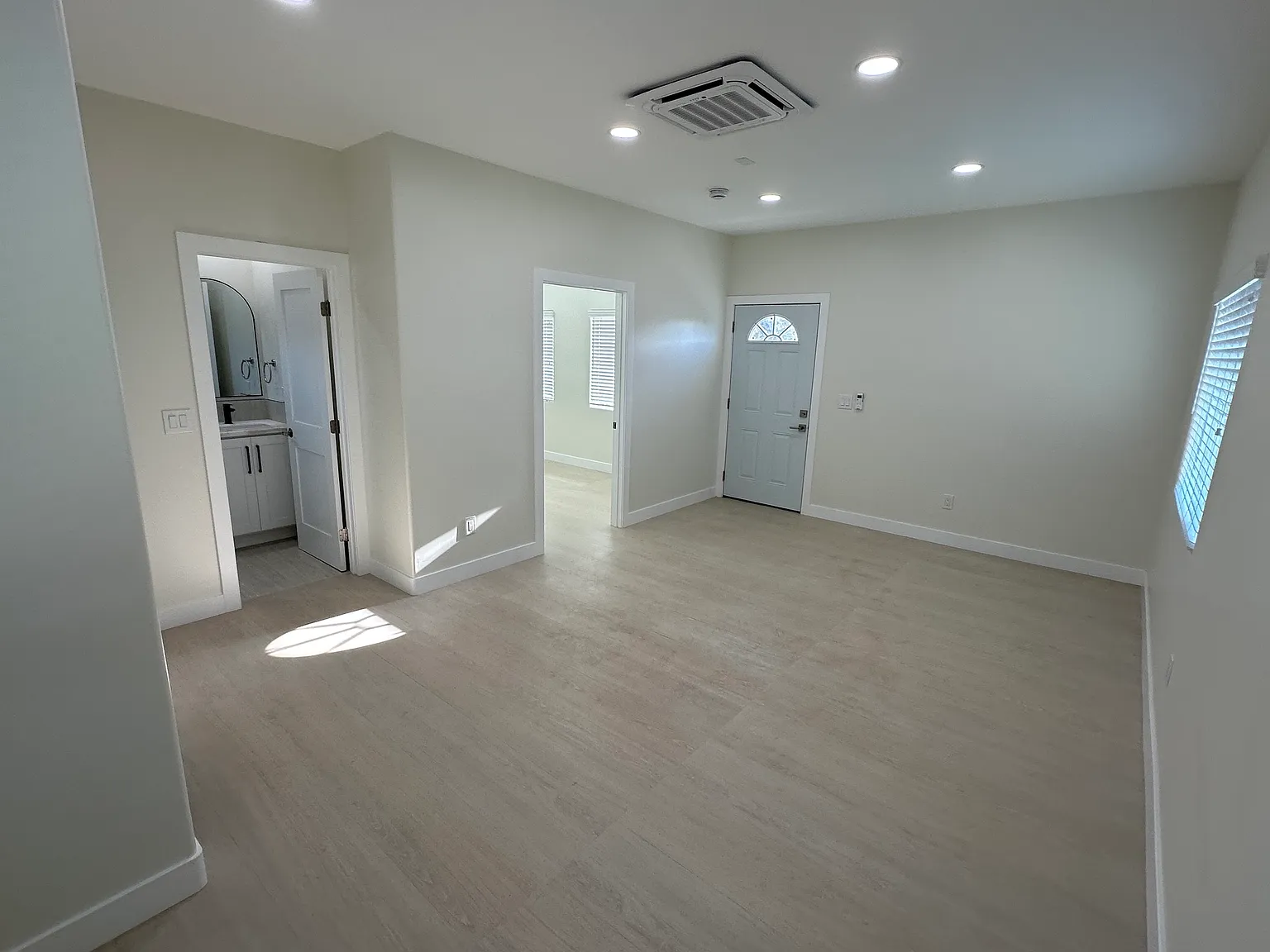 2 bed, 800 sqft, $2,995 — Photo 2