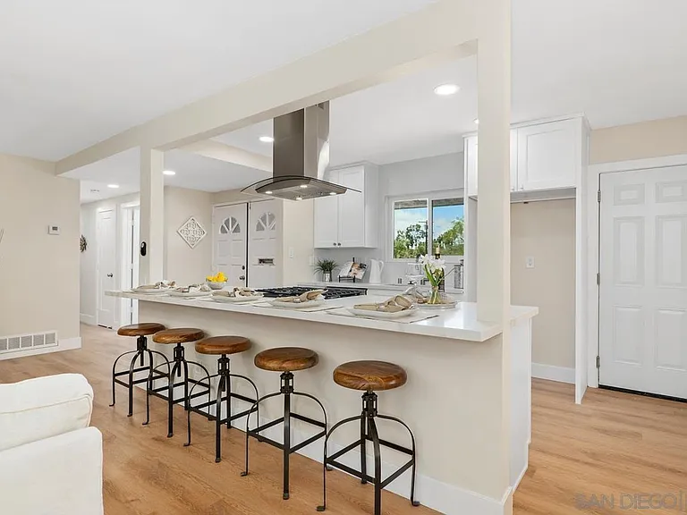 5051 Lenore Dr — Photo 2