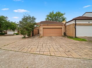 12 Hallmark Dr, Conroe, TX 77304