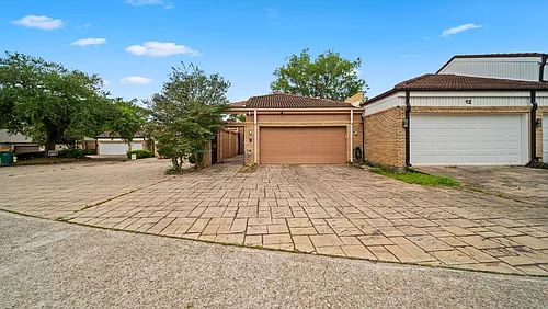 12 Hallmark Dr Photo 1