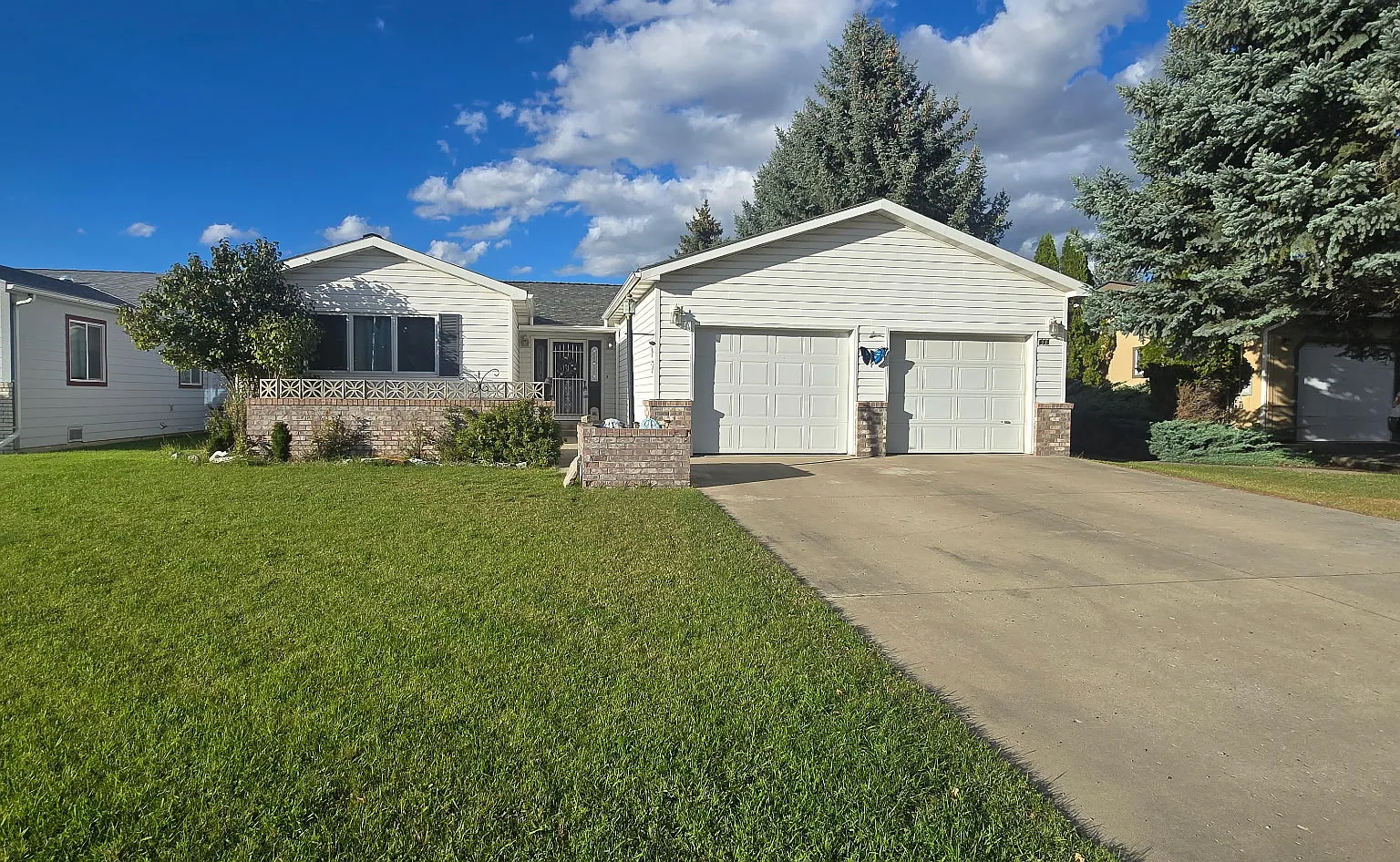 Spacious single-level, 3 bedroom, 2.5 bathroom ranch style home, with oversized 2-car garage — Photo 1